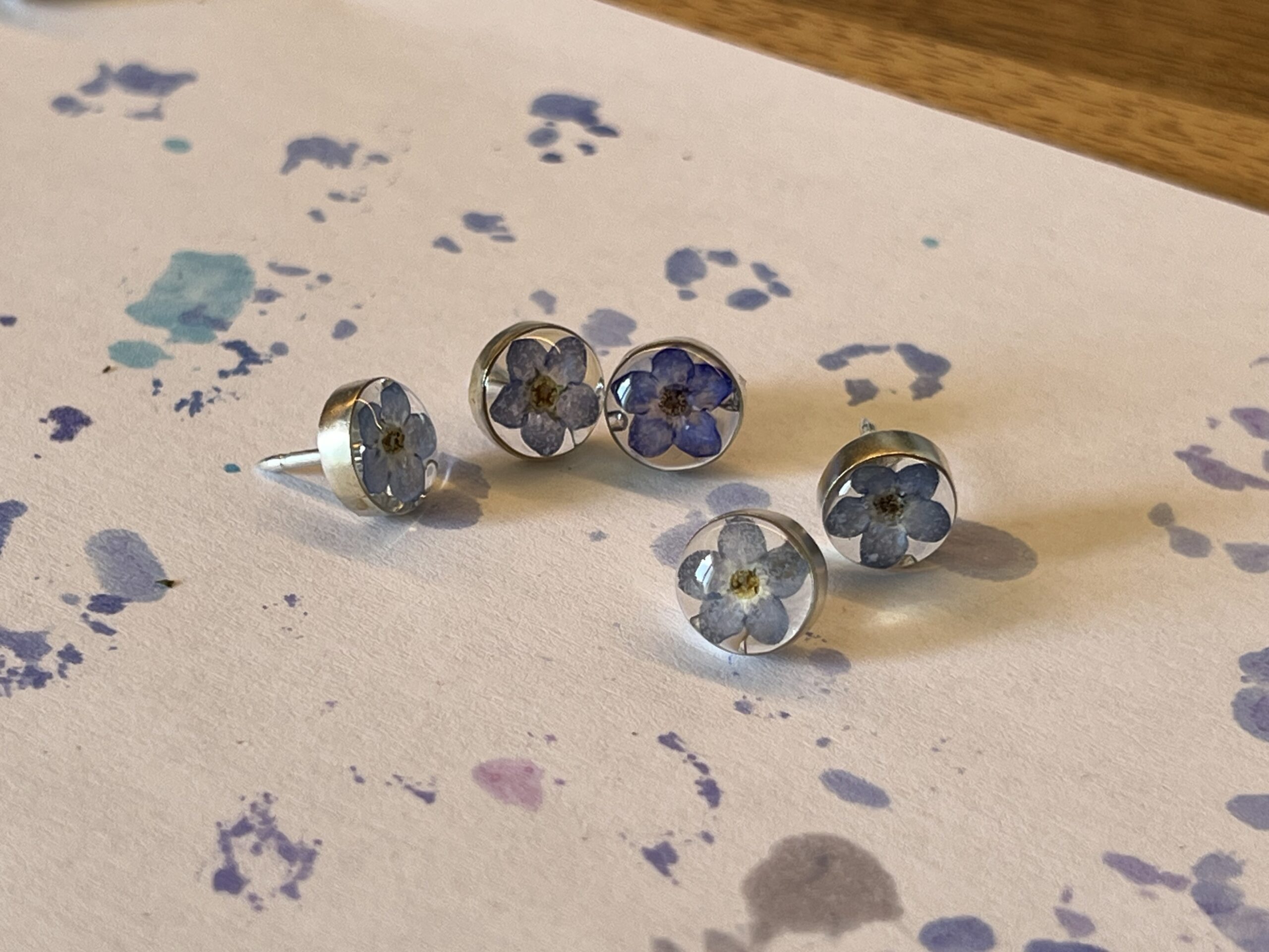 Pin's argent et fleur de myosotis